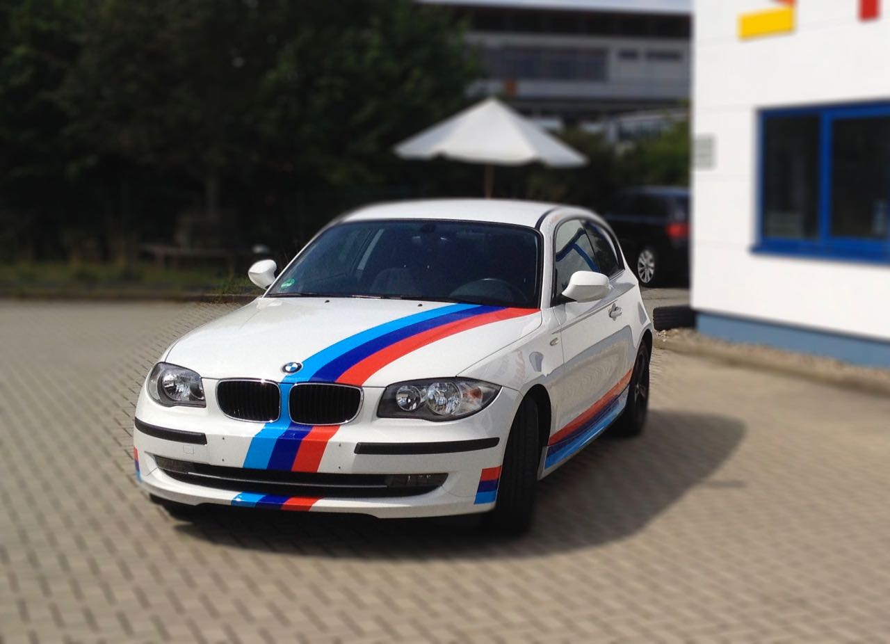 BMW mit M-Streifen